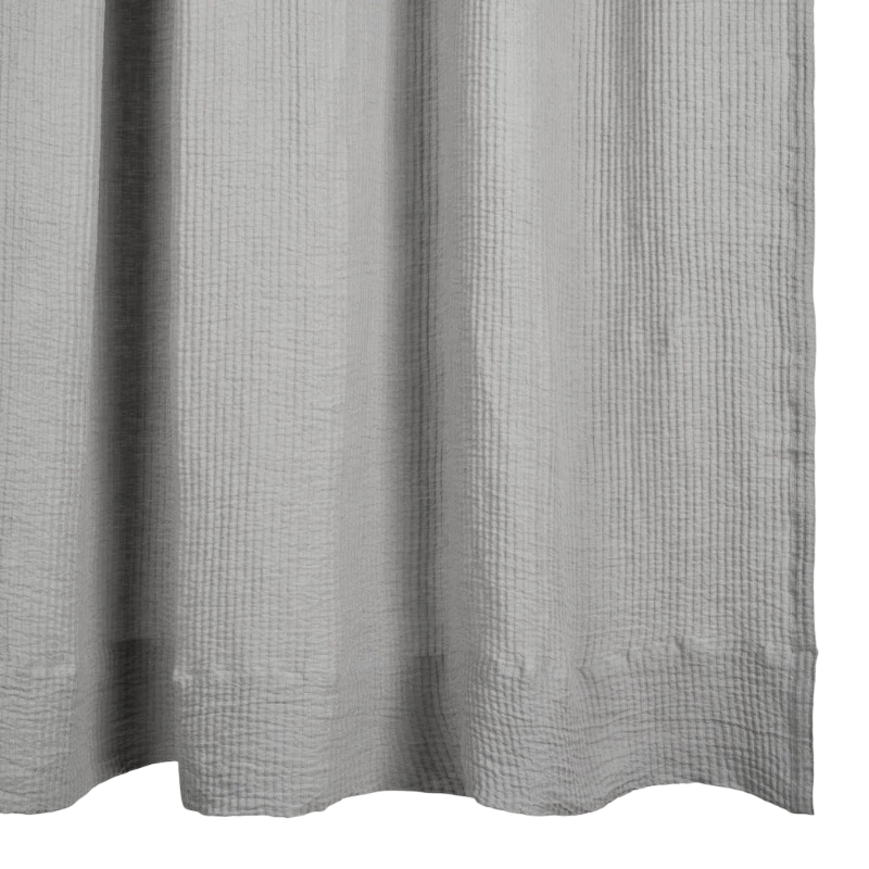 Pleat Light Grey Leinenvorhang von Tameko in Hellgrau, Detail der Plisseestruktur und des unteren Saums