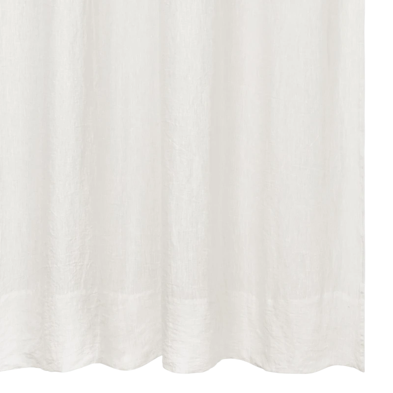 Liv White Leinenvorhang von Tameko in Weiss, Detail des Faltenfalls und unteren Saums