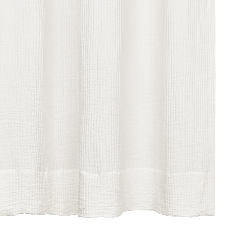 Pleat White Leinenvorhang von Tameko in Weiss, Detail der Plisseestruktur und des unteren Saums